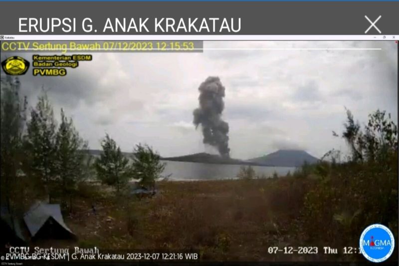 Gunung Anak Krakatau kembali erupsi setinggi 1.200 meter Gunung Anak Krakatau kembali erupsi setinggi 1.200 meter