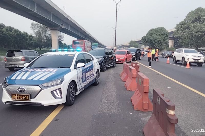 Sepanjang 18 kilometer Tol Jakarta-Cikampek diterapkan sistem Contraflow Sepanjang 18 kilometer Tol Jakarta-Cikampek diterapkan sistem Contraflow