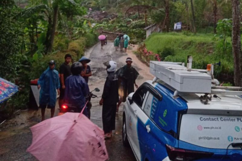 Petugas evakuasi keluarga terdampak tebing longsor di Banyumas Petugas evakuasi keluarga terdampak tebing longsor di Banyumas