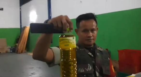 Babinsa Kodim 0621 Bogor bongkar praktek pembuatan minyak goreng Minyak Kita diduga palsu Babinsa Kodim 0621 Bogor bongkar praktek pembuatan minyak goreng Minyak Kita diduga palsu