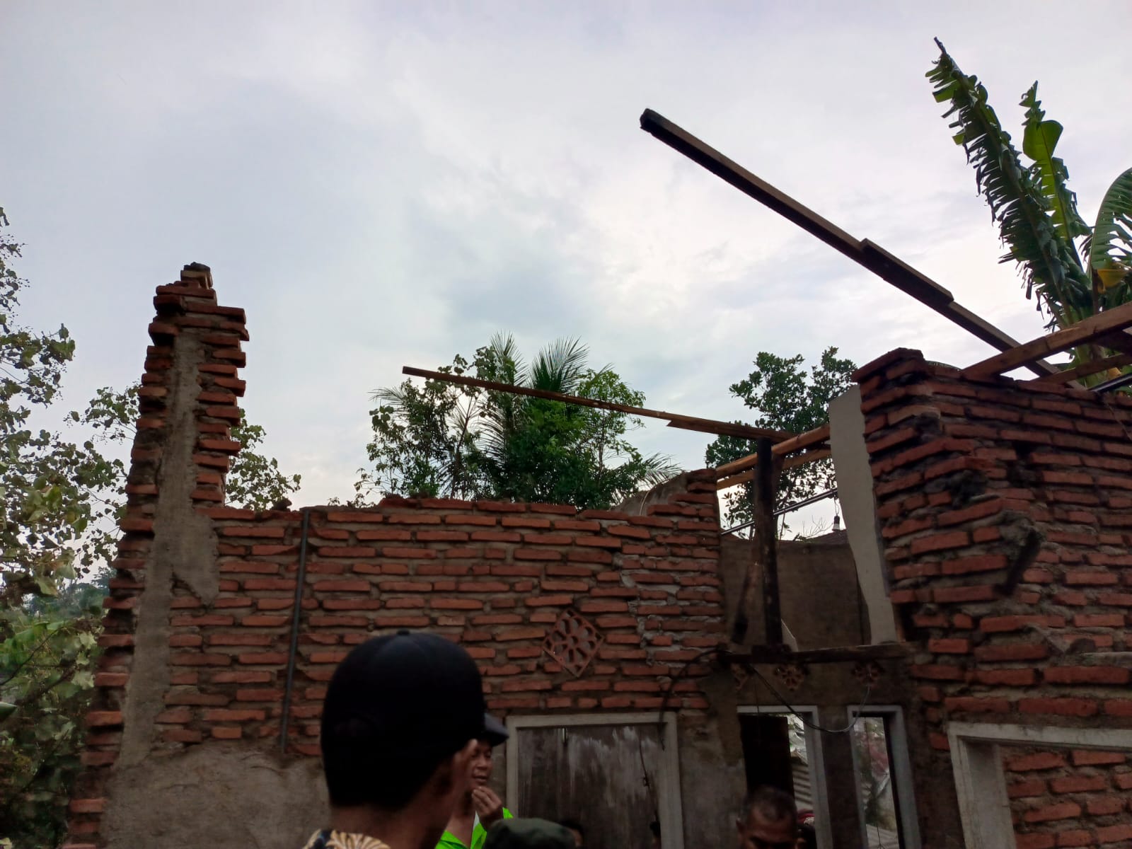 Hujan angin terjang tiga kecamatan di Kabupaten Malang Hujan angin terjang tiga kecamatan di Kabupaten Malang