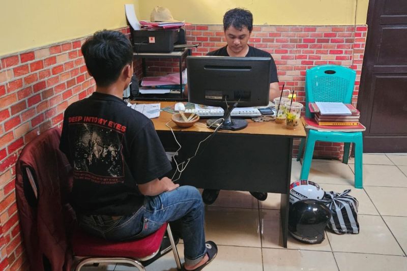 Tersangka penganiaya remaja dengan sajam di Sukabumi ditangkap polisi Tersangka penganiaya remaja dengan sajam di Sukabumi ditangkap polisi