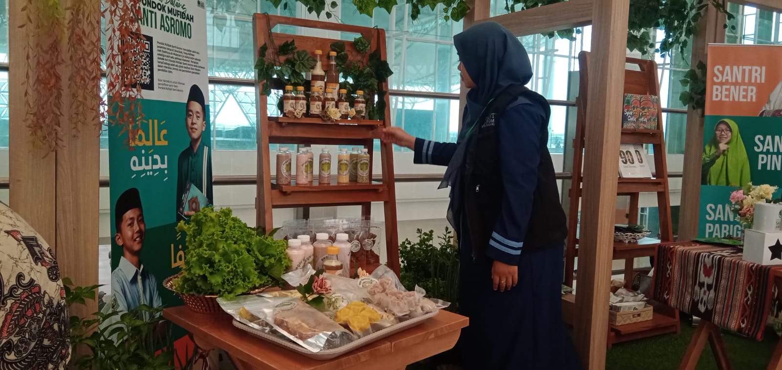 Pelaku UMKM pondok pesantren pamerkan produk unggulan di Bandara Kertajati Pelaku UMKM pondok pesantren pamerkan produk unggulan di Bandara Kertajati