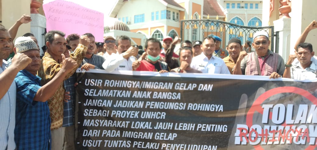 Warga Aceh Utara demo tolak tampung imigran Rohingya di Shelter Blang Adoe Warga Aceh Utara demo tolak tampung imigran Rohingya di Shelter Blang Adoe
