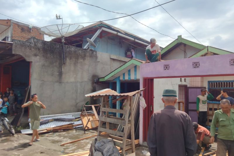 Angin puting beliung rusak 11 rumah warga Rejang Lebong Angin puting beliung rusak 11 rumah warga Rejang Lebong