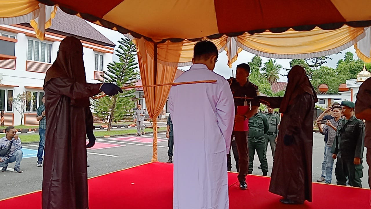 12 pelanggar syariat Islam di Aceh Utara jalani hukum cambuk 12 pelanggar syariat Islam di Aceh Utara jalani hukum cambuk