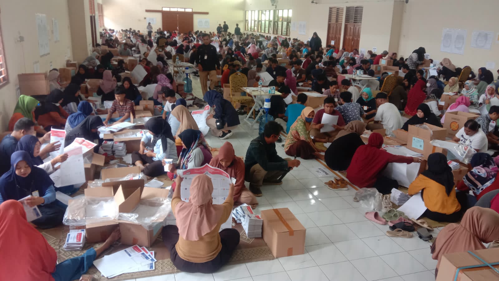 KPU Boyolali libatkan 500 orang untuk sortir dan pelipatan surat suara Pemilu 2024 KPU Boyolali libatkan 500 orang untuk sortir dan pelipatan surat suara Pemilu 2024