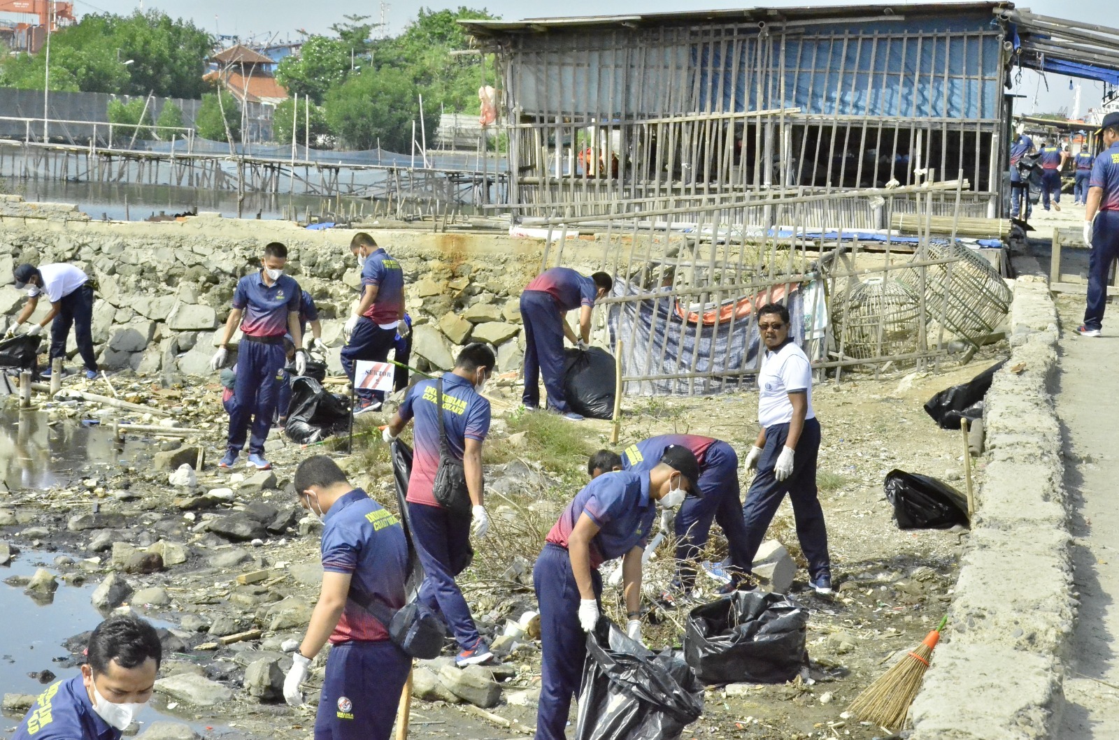 Atasi pencemaran lingkungan, Bakamla RI bersih-bersih kawasan pesisir pantai Atasi pencemaran lingkungan, Bakamla RI bersih-bersih kawasan pesisir pantai