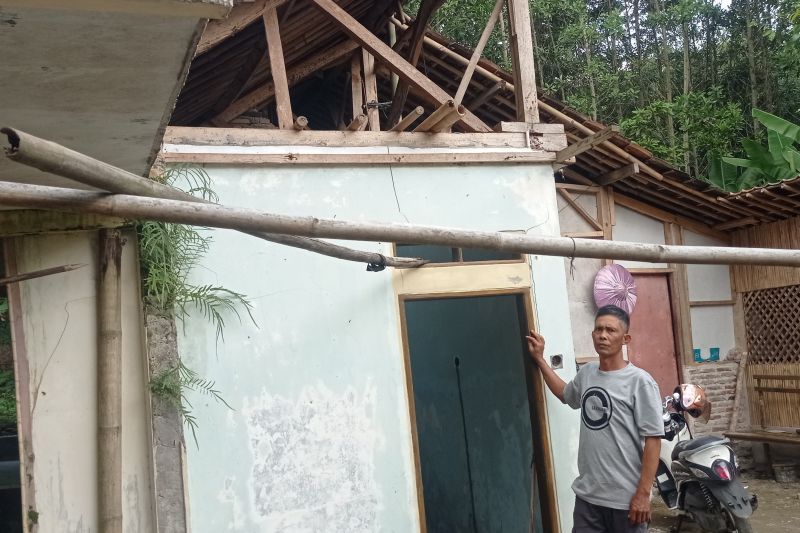 Peringatan dini cuaca buruk di Kota Tangerang Selatan Peringatan dini cuaca buruk di Kota Tangerang Selatan