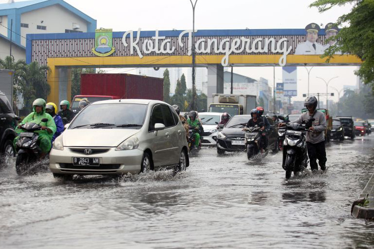 Hujan disertai angin dan petir diprakirakan melanda sebagian besar wilayah Banten Hujan disertai angin dan petir diprakirakan melanda sebagian besar wilayah Banten