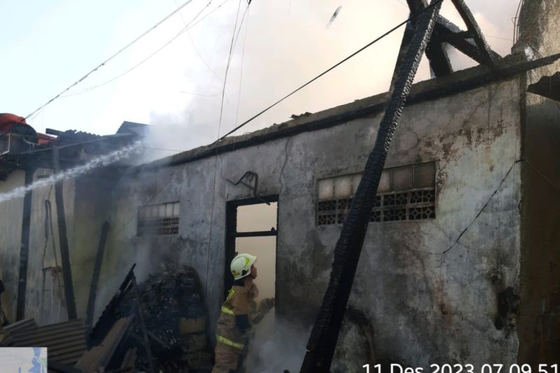 Kebakaran gudang mainan di Ciracas berhasil dipadamkan Kebakaran gudang mainan di Ciracas berhasil dipadamkan