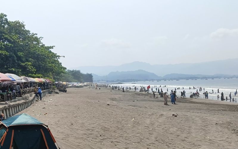 Satpolairud larang wisawatan berenang di pantai rawan kecelakaan laut Satpolairud larang wisawatan berenang di pantai rawan kecelakaan laut