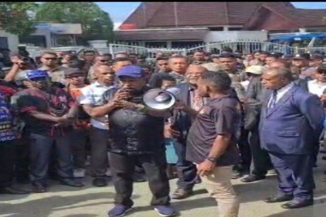 Lukas Enembe dimakamkan pada Kamis sore Lukas Enembe dimakamkan pada Kamis sore