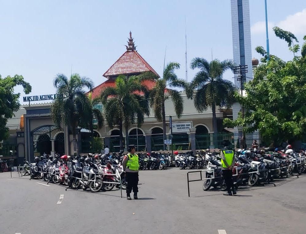 Tugas baru, Polwan jaga keamanan kendaraan jamaah salat Jumat Tugas baru, Polwan jaga keamanan kendaraan jamaah salat Jumat