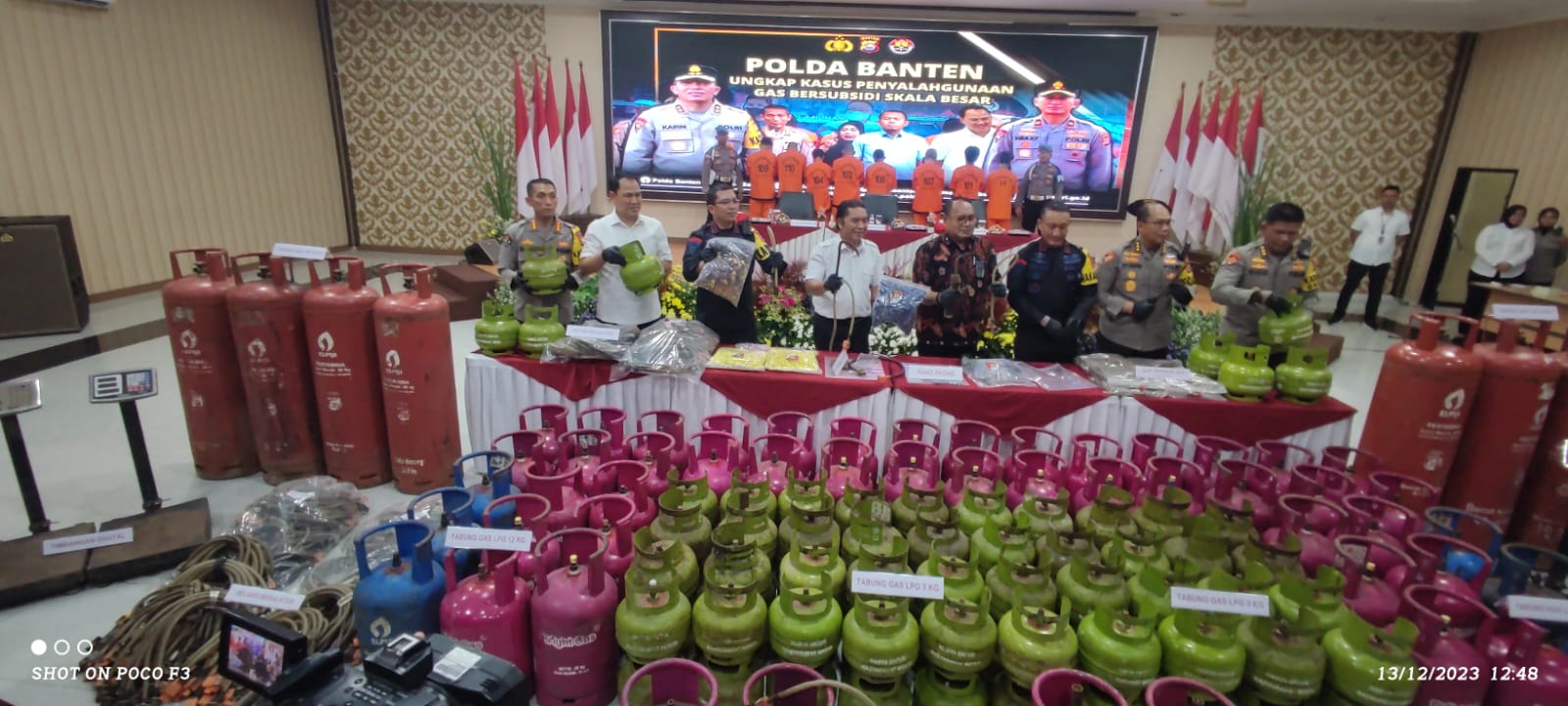 Polda Banten ringkus delapan mafia pengoplos gas subsidi dengan keuntungan Rp1 miliar per hari Polda Banten ringkus delapan mafia pengoplos gas subsidi dengan keuntungan Rp1 miliar per hari