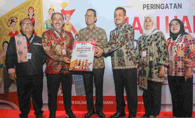 DKI Jakarta mendapatkan dua penghargaan pada Hari HAM Sedunia ke-75 DKI Jakarta mendapatkan dua penghargaan pada Hari HAM Sedunia ke-75