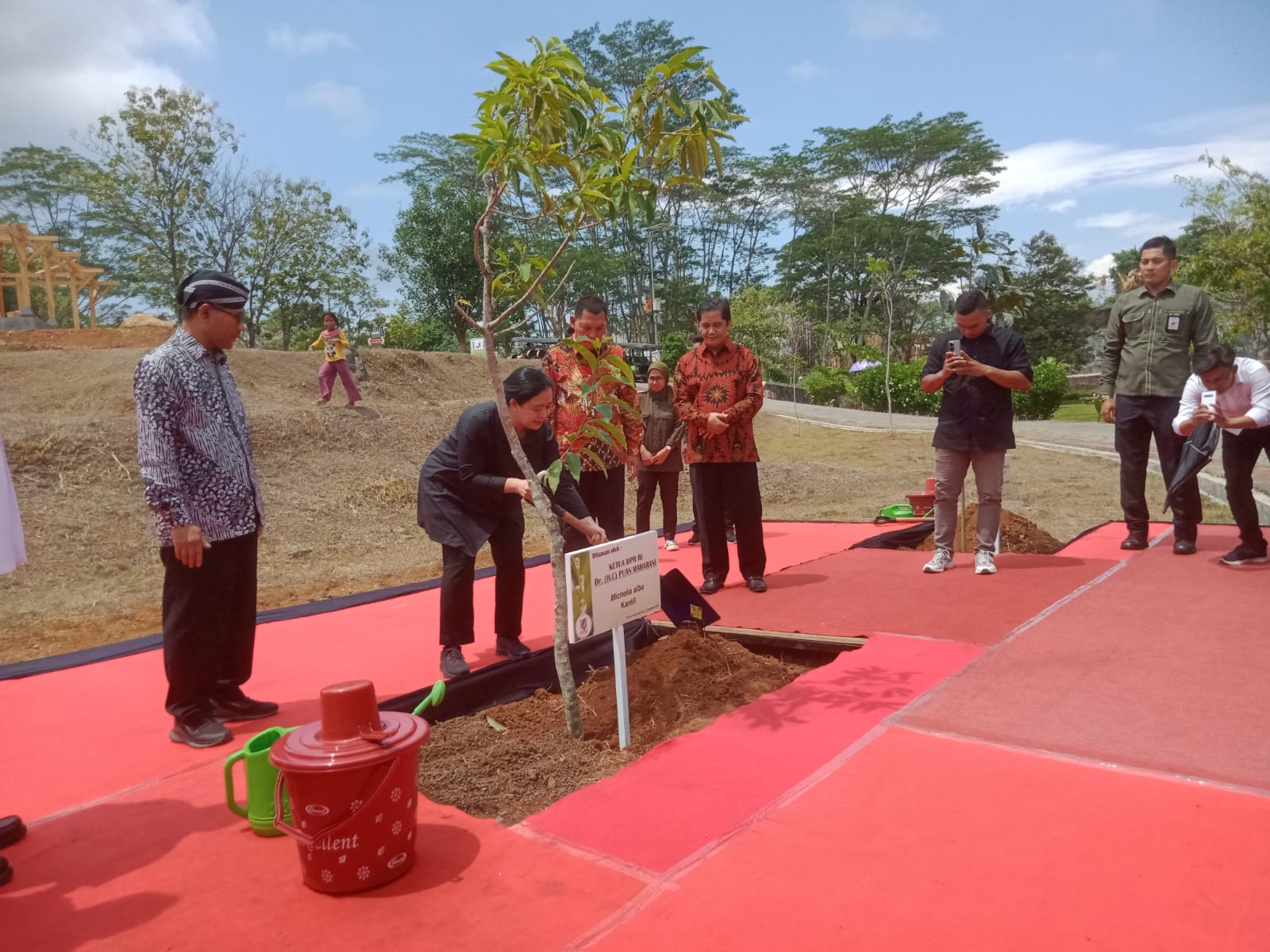 Ketua DPR RI Puan Maharani dorong dan ajak seniman seniwati Boyolali lestarikan Budaya. Ketua DPR RI Puan Maharani dorong dan ajak seniman seniwati Boyolali lestarikan Budaya.