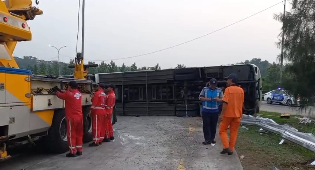Bus terguling di Tol Cipali, 12 penumpang tewas Bus terguling di Tol Cipali, 12 penumpang tewas