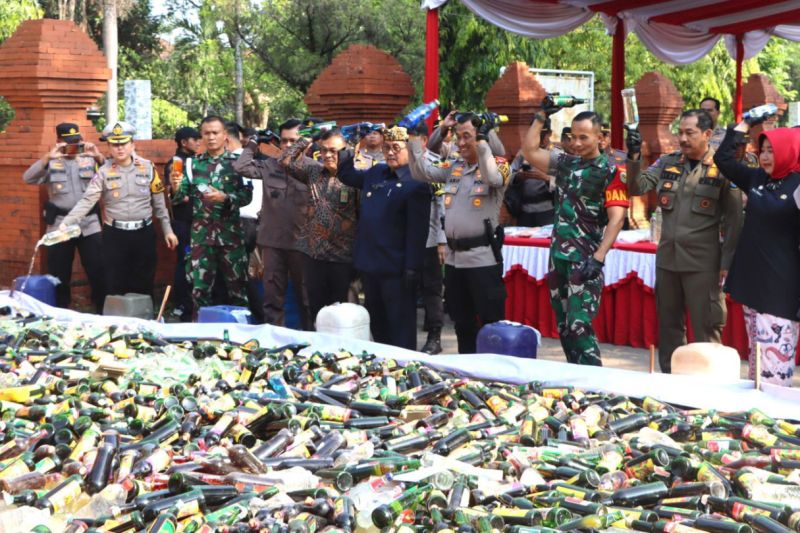 Polresta Cirebon musnahkan ribuan botol minuman keras Polresta Cirebon musnahkan ribuan botol minuman keras