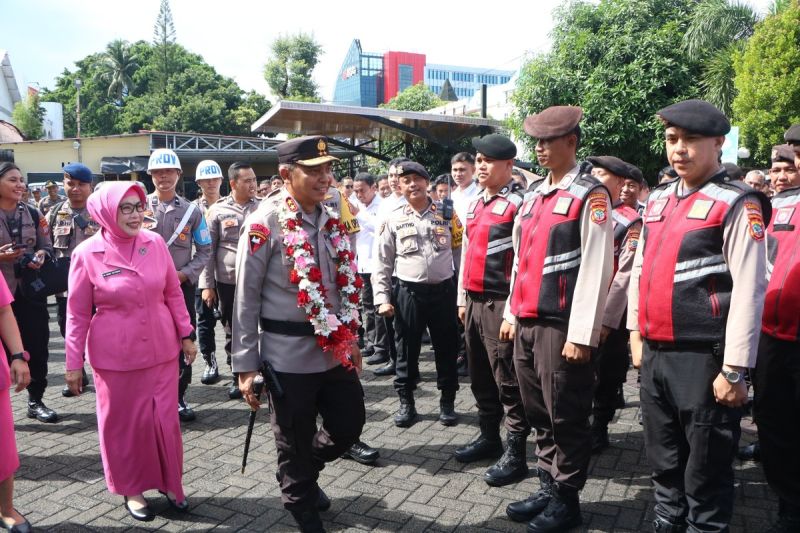 Kapolda Sulut cek kesiapsiagaan personel Polresta Manado Kapolda Sulut cek kesiapsiagaan personel Polresta Manado