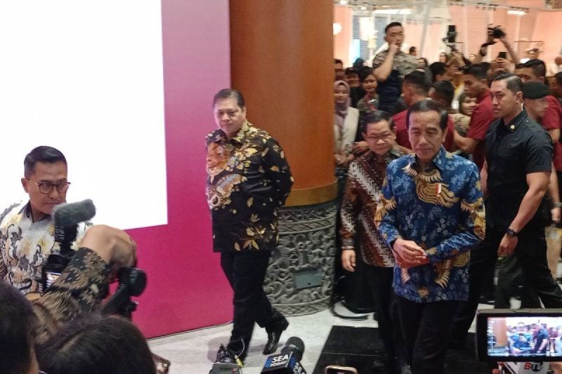 Presiden minta UMKM kuasai pasar lokal tanpa lupakan pasar global Presiden minta UMKM kuasai pasar lokal tanpa lupakan pasar global
