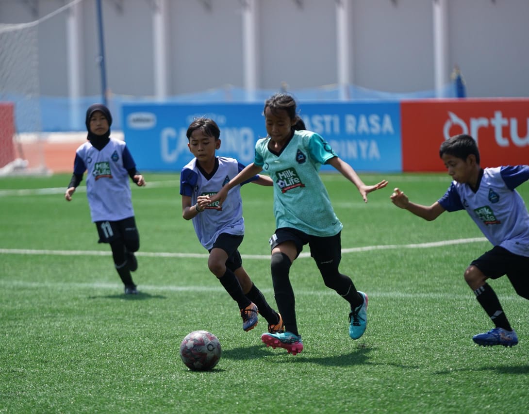 Ardenta Adhyastha W dan Asyifa Sholawa F Top Scorer MilkLife Soccer Challenge Batch 3 Ardenta Adhyastha W dan Asyifa Sholawa F Top Scorer MilkLife Soccer Challenge Batch 3