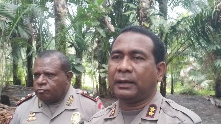 Warga diminta hentikan aktivitas saat kendaraan jenazah LE melintas Warga diminta hentikan aktivitas saat kendaraan jenazah LE melintas