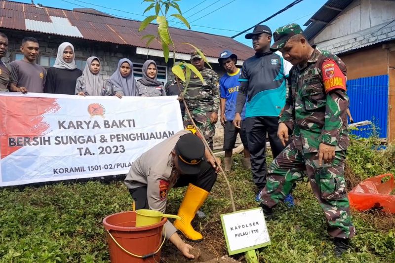 TNI - Polri tanam 50 bibit pohon di tepi sungai cegah banjir TNI - Polri tanam 50 bibit pohon di tepi sungai cegah banjir