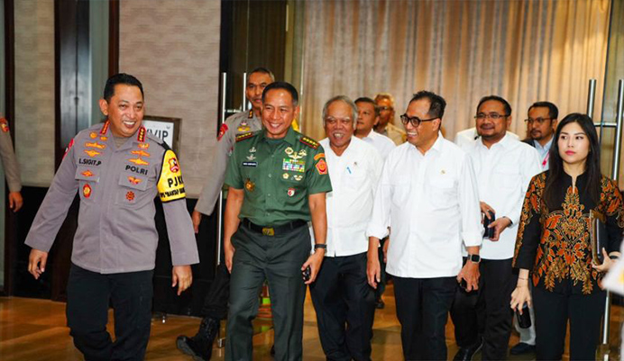 70 ribu personel dikerahkan untuk amankan perayaan Natal 2023 dan Tahun Baru 2024 70 ribu personel dikerahkan untuk amankan perayaan Natal 2023 dan Tahun Baru 2024