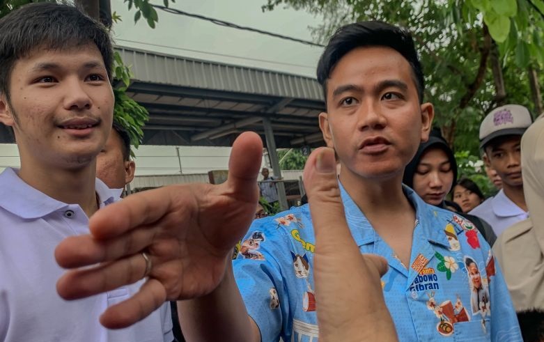 Gibran bagikan buku tulis dan susu di Tangerang