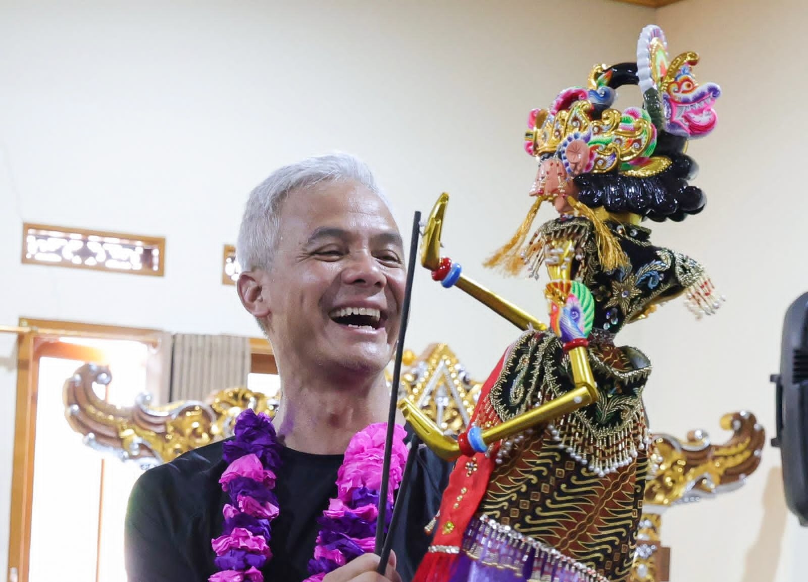 Bertemu Dalang Darsa, Ganjar diberi wayang golek Satria Bertemu Dalang Darsa, Ganjar diberi wayang golek Satria