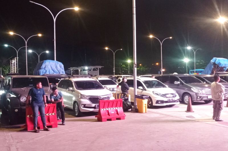 Kendaraan roda empat padati Dermaga Eksekutif Pelabuhan Merak Kendaraan roda empat padati Dermaga Eksekutif Pelabuhan Merak