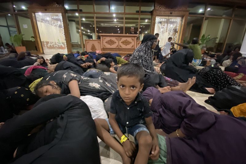 135 Rohingya dipindahkan dari kantor gubernur Aceh ke Scout Camp Pramuka 135 Rohingya dipindahkan dari kantor gubernur Aceh ke Scout Camp Pramuka