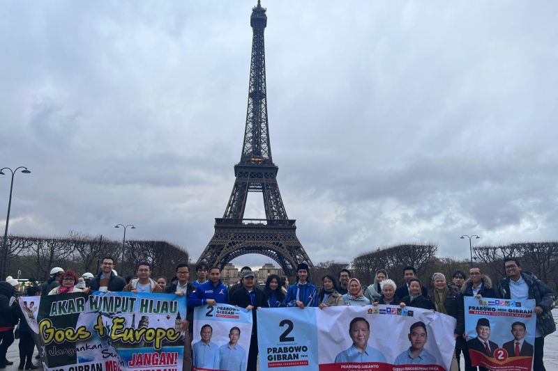 Diaspora muda RI deklarasi di Menara Eiffel dukung Prabowo-Gibran Diaspora muda RI deklarasi di Menara Eiffel dukung Prabowo-Gibran