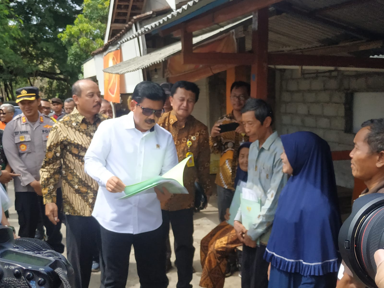 Menteri Hadi Tjahjanto blusukan ke rumah warga di Gunungkidul bagikan sertipikat tanah Menteri Hadi Tjahjanto blusukan ke rumah warga di Gunungkidul bagikan sertipikat tanah