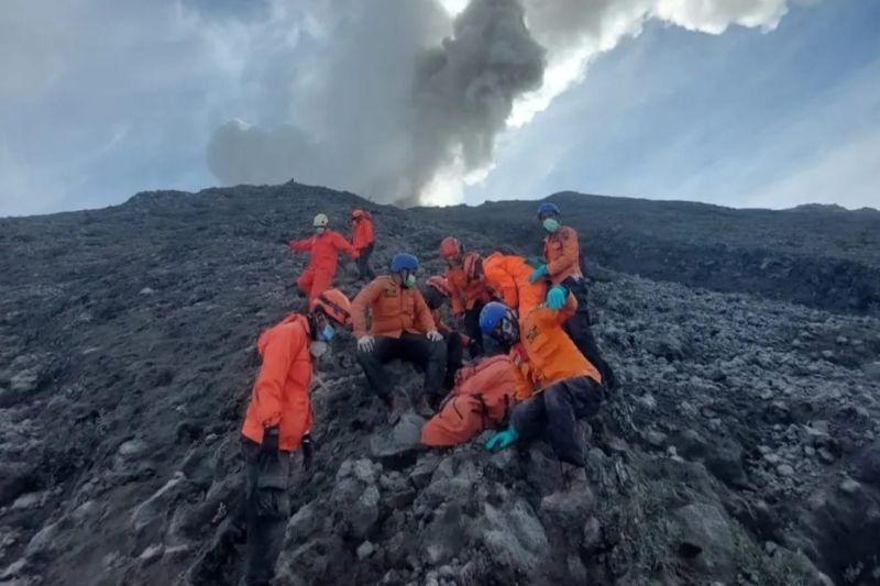 Hujan abu Gunung Marapi, warga diimbau kurangi aktivitas luar rumah Hujan abu Gunung Marapi, warga diimbau kurangi aktivitas luar rumah