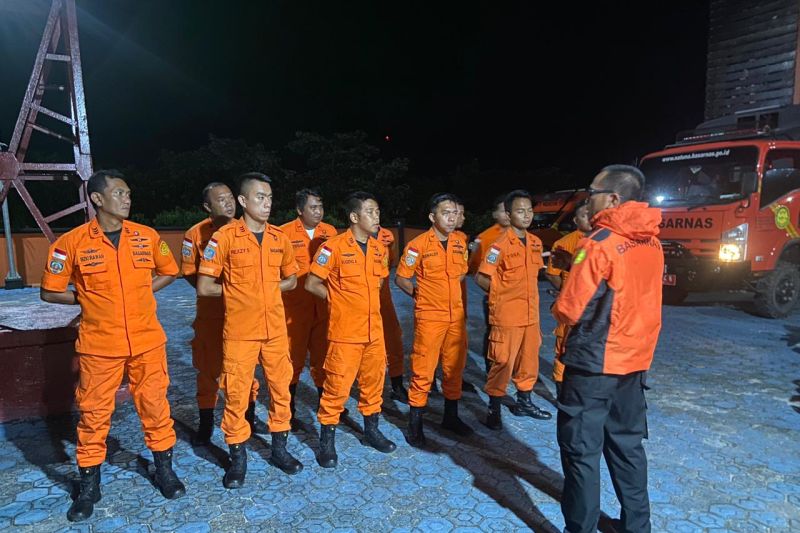 Tim SAR mencari seorang lansia yang dilaporkan hilang di Natuna