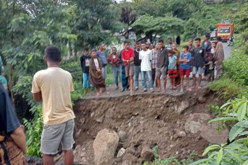 Akses jalur utara Pulau Flores di Ende terputus akibat longsor Akses jalur utara Pulau Flores di Ende terputus akibat longsor