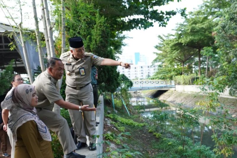 Pemkot Jakbar segera bersihkan saluran air di Kalideres dari lumpur Pemkot Jakbar segera bersihkan saluran air di Kalideres dari lumpur