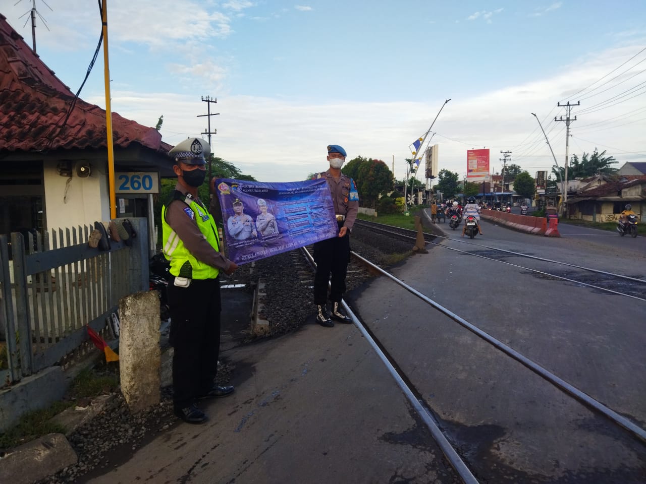 Polres Tegal Kota pasang spanduk imbauan tertib berlalu lintas Polres Tegal Kota pasang spanduk imbauan tertib berlalu lintas