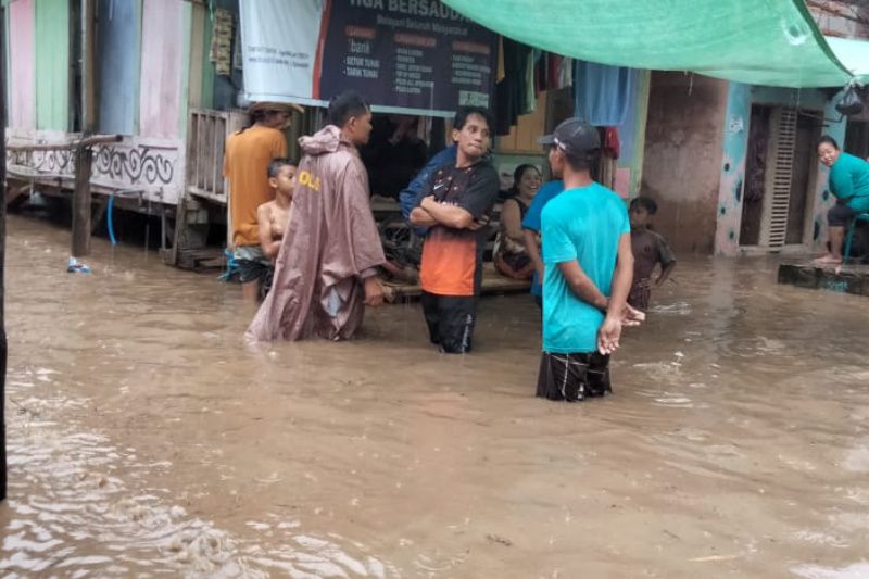 Polisi siaga bantu penanganan dampak banjir di Dompu Polisi siaga bantu penanganan dampak banjir di Dompu