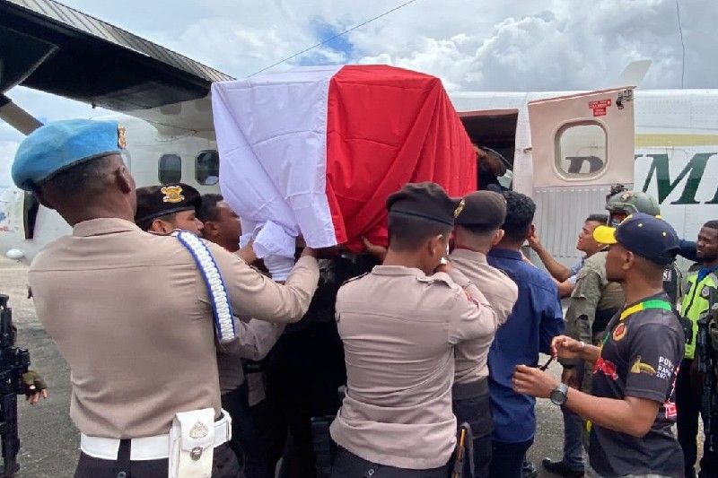 Jenazah Bripda Risman dievakuasi ke Timika
