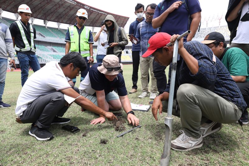 FIFA cek lapangan yang digunakan untuk Piala Dunia U-20 di Surabaya FIFA cek lapangan yang digunakan untuk Piala Dunia U-20 di Surabaya