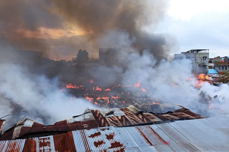 Seratusan kios di Pasar Cik Puan Pekanbaru terbakar