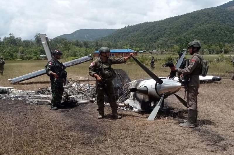 Polisi olah TKP pembakaran pesawat Susi Air di Paro Polisi olah TKP pembakaran pesawat Susi Air di Paro