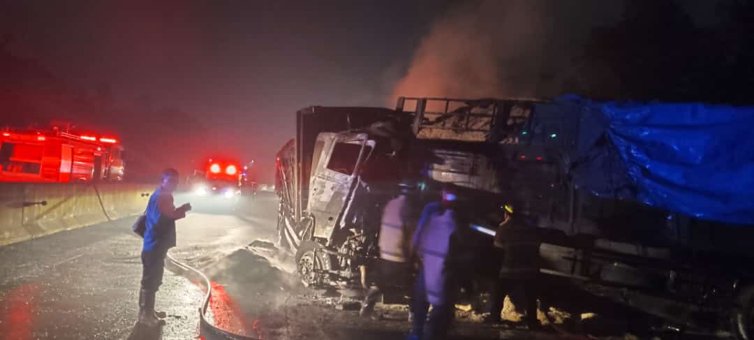 Mobil truk terbakar setelah alami kecelakaan di Tol Solo Semarang Mobil truk terbakar setelah alami kecelakaan di Tol Solo Semarang