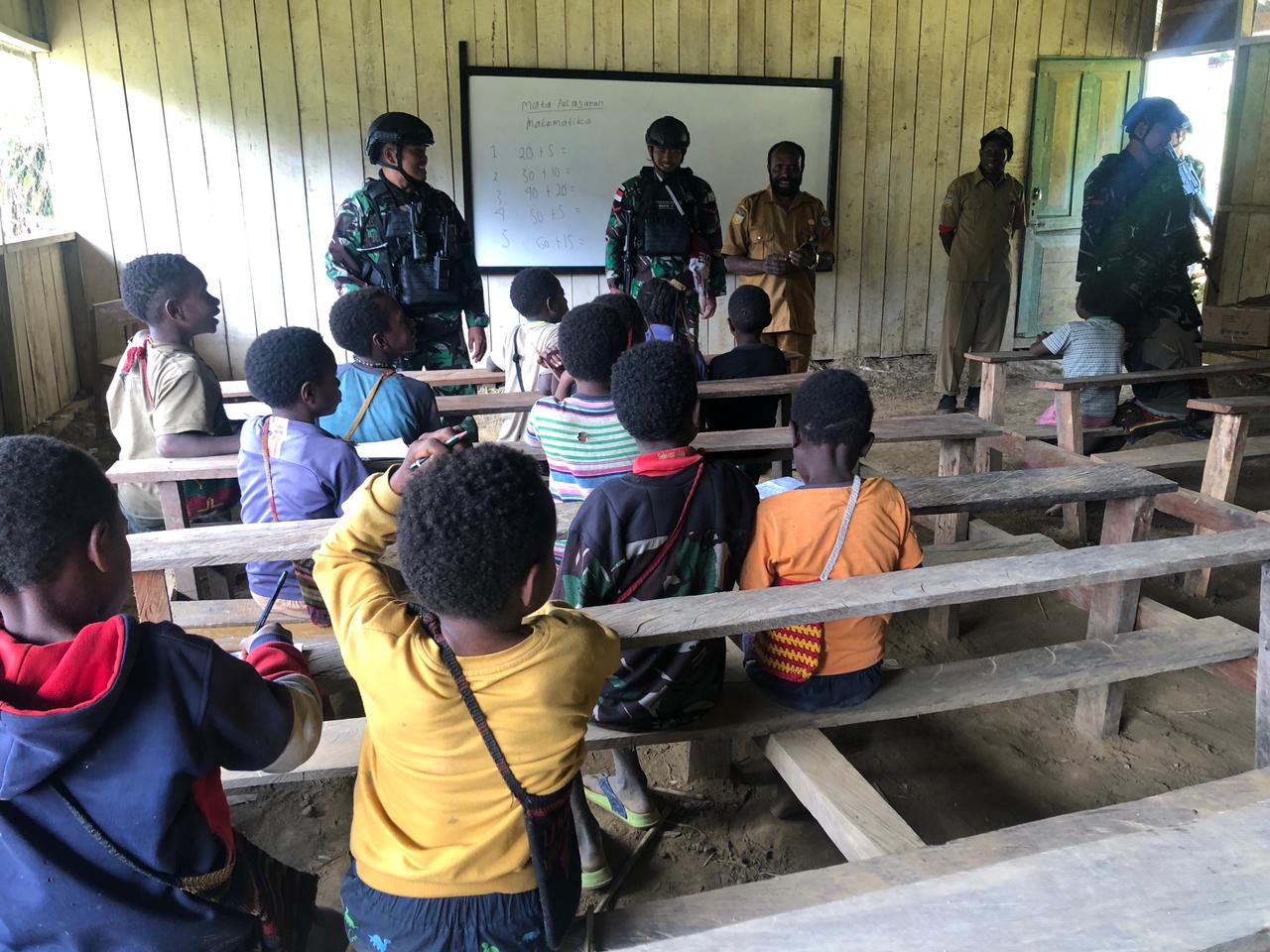 Satgas Yonif Mekanis 203/AK bantu mengajar di SD Inpres Brume Distrik Balingga Satgas Yonif Mekanis 203/AK bantu mengajar di SD Inpres Brume Distrik Balingga