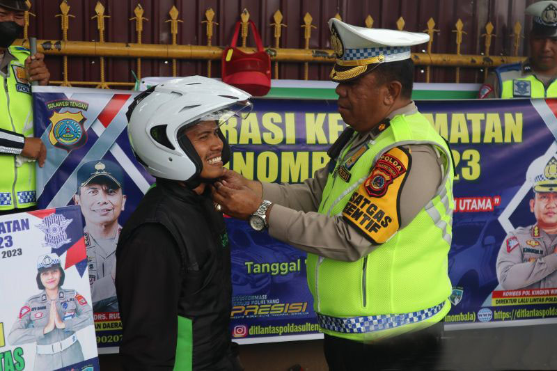 Polda Sulteng bagikan helm gratis kepada pengendara taat lalu lintas