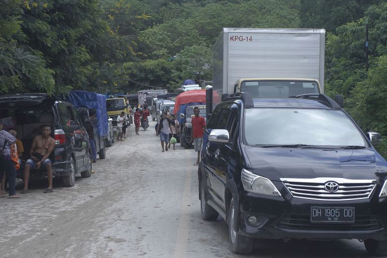 Polisi terapkan sistem buka tutup di lokasi longsor Polisi terapkan sistem buka tutup di lokasi longsor