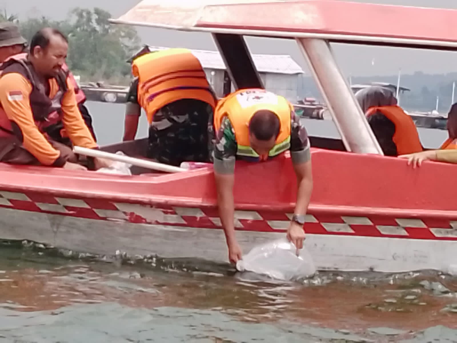 Bantu warga korban bencana, Danrem Solo tebar 10.000 ikan nila di Waduk Kedung Ombo Bantu warga korban bencana, Danrem Solo tebar 10.000 ikan nila di Waduk Kedung Ombo